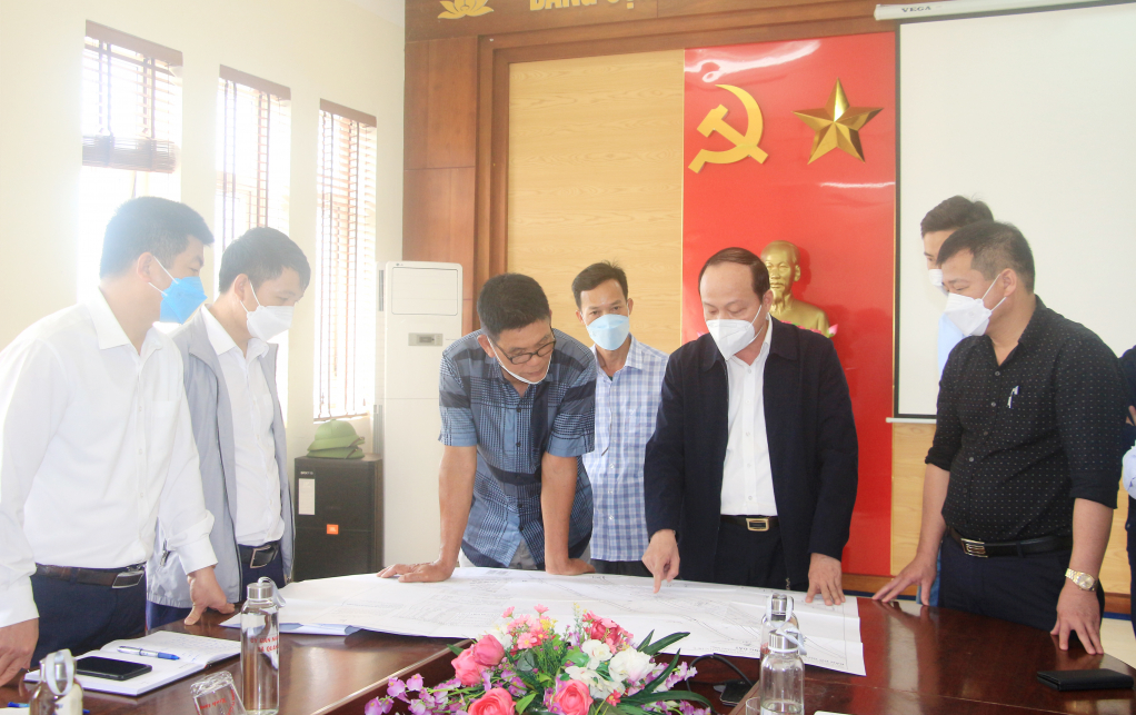 Đồng chí Vũ Đức Hưởng, Chủ tịch UBND huyện Vân Đồn đối thoại với các hộ dân liên quan đến công tác GPMB tại xã Quan Lạn, tháng 3/2022. Ảnh: Mạnh Trường