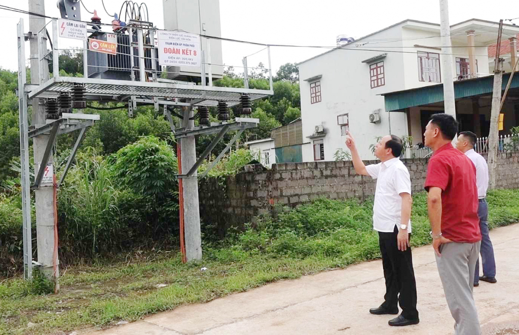 Đồng chí Vũ Đức Hưởng, Chủ tịch UBND huyện Vân Đồn chỉ đạo việc đưa vào sử dụng hạ tầng kỹ thuật cấp điện cho các hộ dân sinh sống tại khu tái định cư xã Đoàn Kết, tháng 6/2022.