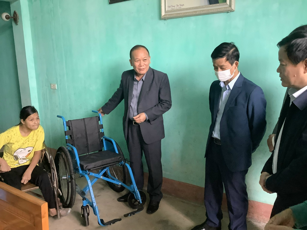 Lãnh đạo Sở Lao động - Thương binh và xã hội tỉnh thăm, tặng quà cho người khuyết tật có hoàn cảnh khó khăn tại huyện Đầm Hà, tháng 4/2022.