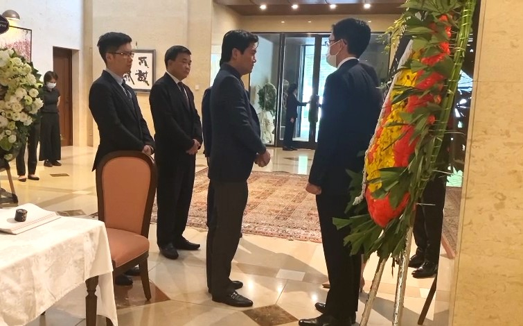 Chủ tịch UBND tỉnh Nguyễn Tường Văn chia buồn với đại diện Đại sứ quán Nhật Bản tại Việt Nam. 