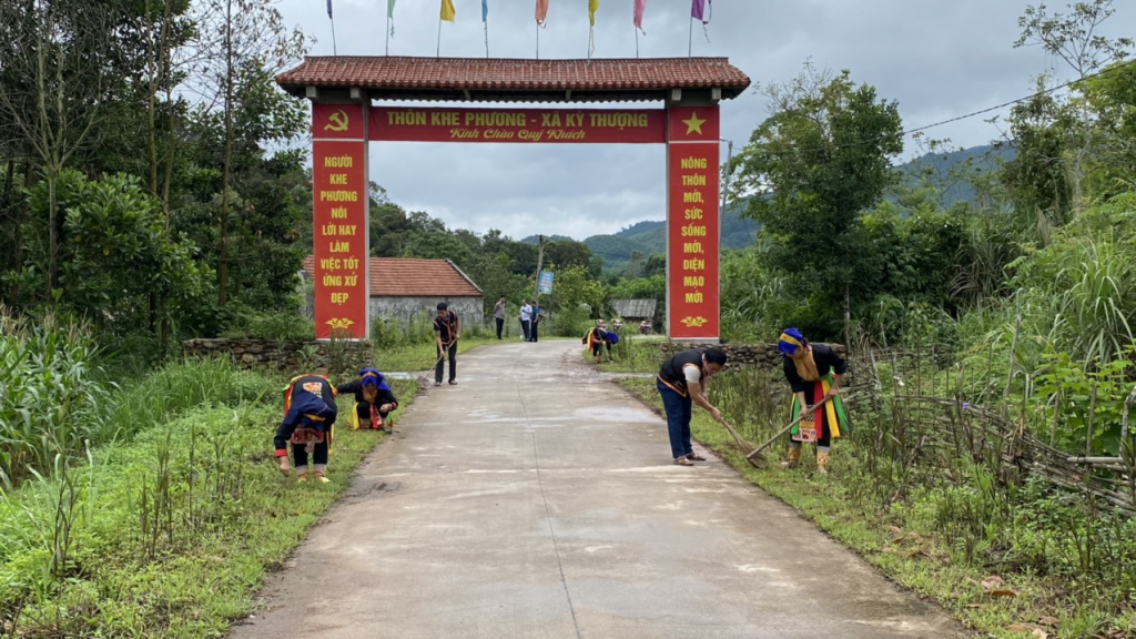 Bà con thôn Khe Phương, xã Kỳ Thượng, TP Hạ Long dọn vệ sinh môi trường ngày Chủ nhật xanh.