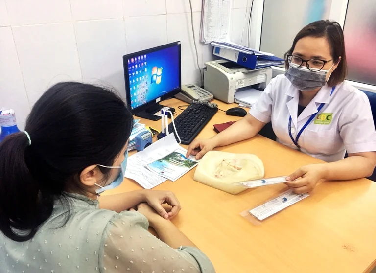 Nhân viên y tế của CDC Quảng Ninh tuyên truyền, tư vấn các biện pháp tránh thai cho người dân