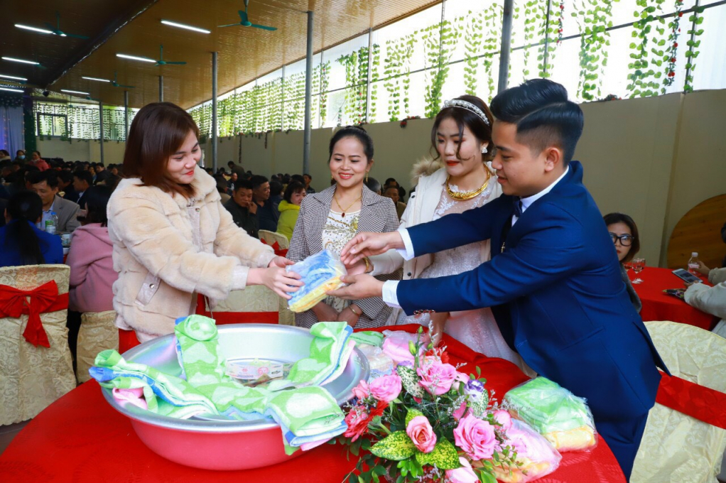 Thực hiện lễ rửa mặt tại một đám cưới của người Tày ở Bình Liêu.