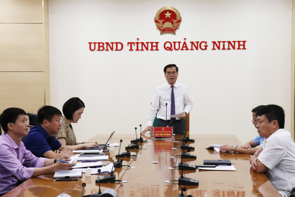 Đồng chí Bùi Văn Khắng, Phó Chủ tịch UBND tỉnh Quảng Ninh phát biểu tại hội nghị.