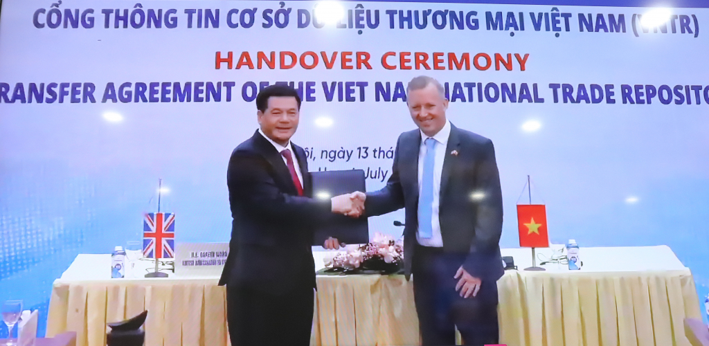 Trong khuôn khổ hộ nghị, cũng đã diễn ra lễ bàn giao cổng thông tin cơ sở dữ liệu Thương mại Việt Nam (VNTR) do Đại sứ Vương quốc Anh tại Việt Nam trao cho Bộ Công Thương.