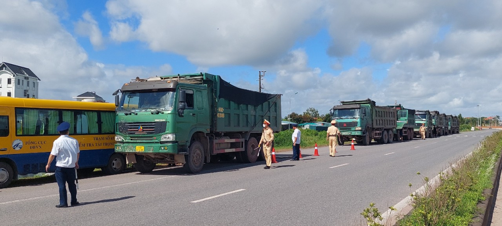 Lực lượng chức năng kiểm tra tải trọng, kích thước thành thùng đối với các xe tải vận chuyển đất trên đường dẫn Cầu Bắc Luân 2
