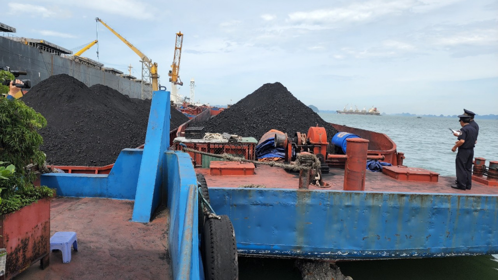 Bốc rót than nhập khẩu tại hòn Con Ong thuộc Cảng chuyển tải Hòn Nét - Con Ong (TP Cẩm Phả).
