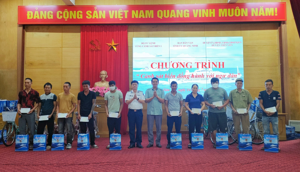 Cảnh sát biển Vùng 1 trao tặng quà cho các gia đình chính sách có hoàn cảnh khó khăn trên địa bàn huyện Tiên Yên