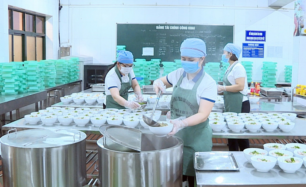 Những suất ăn ca của thợ mỏ luôn chất lượng, đủ dinh dưỡng, đảm bảo an toàn vệ sinh thực phẩm ở Công ty CP Than Vàng Danh.