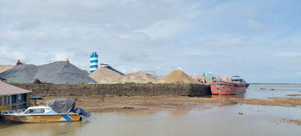 Huyện Hải Hà chỉ đạo ngành chức năng và các địa phương tăng cường công tác bảo vệ tài nguyên môi trường (Trong ảnh: Kinh doanh vật liệu xây dựng tại khu vực cụm cảng bên bờ sông Hà Cối)