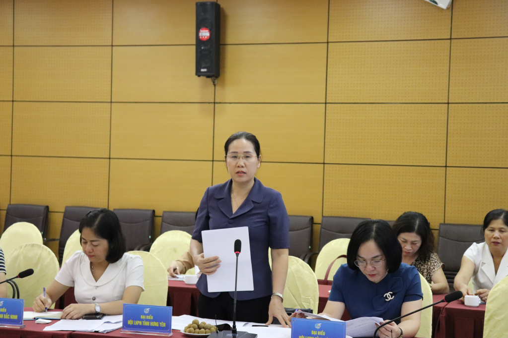 Đại diện Hội LHPN tỉnh Hưng Yên phát biểu ý kiến. 