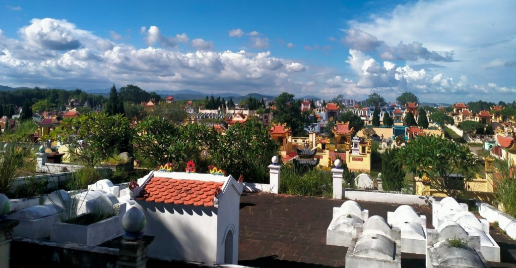 Nghĩa trang nhân dân tại phường Hải Yên hiện đã lấp đầy
