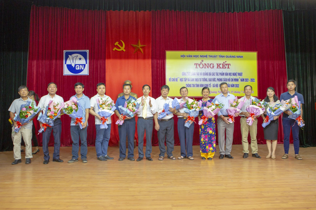 Hội Văn học-Nghệ thuật Quảng Ninh tặng hoa biểu dương các tác giả có nhiều sáng tác về chủ đề “Học tập và làm theo tư tưởng, đạo đức, phong cách Hồ Chí Minh” giai đoạn 2021-2022.