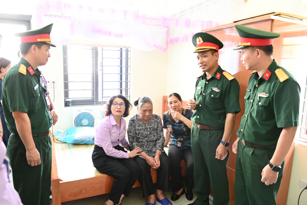 Các đại biểu vào thăm quan ngôi nhà mới của bà Hoàn.