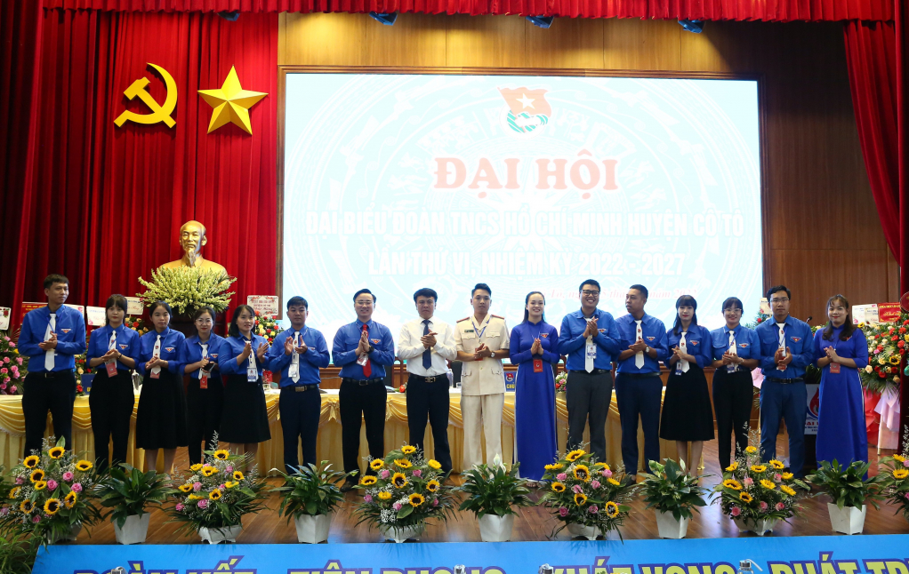 Ban Chấp hành Đoàn TNCS Hồ Chí Minh huyện Cô Tô khoá VI, nhiệm kỳ 2022 – 2027 ra mắt Đại hội và chụp ảnh lưu niệm.