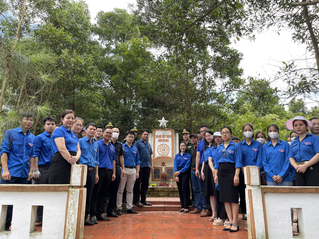 Các đoàn viên thanh niên tu sửa phần mộ Mẹ Việt Nam Anh hùng Ngô Thị