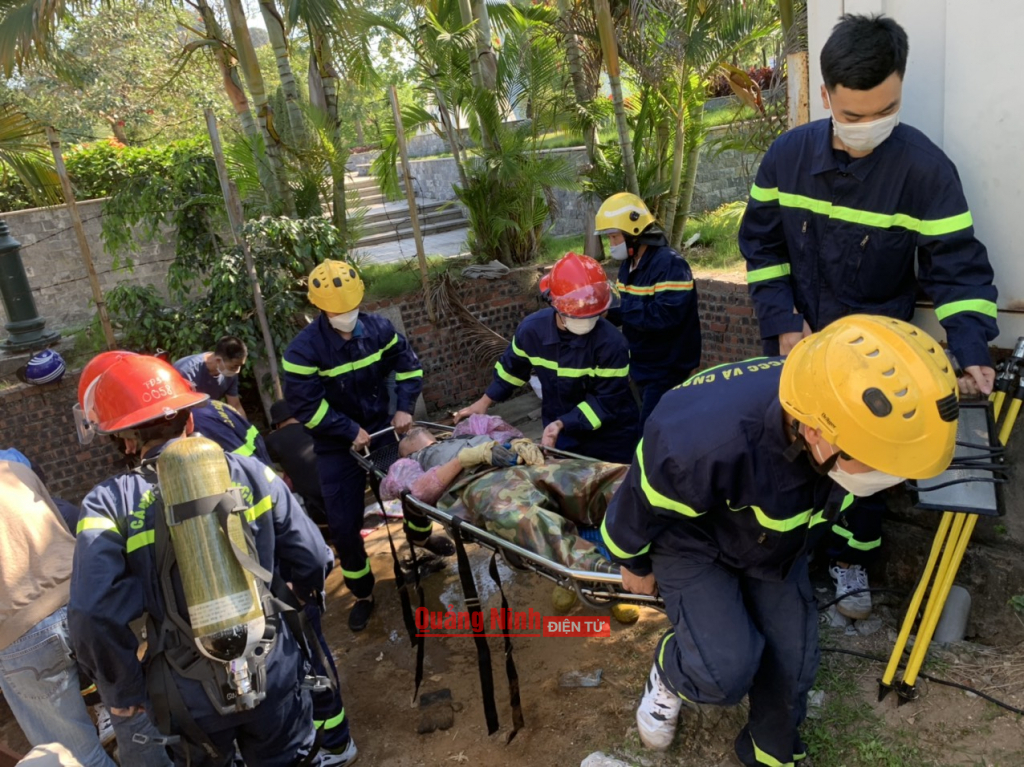 Lực lượng cứu hộ giải cứu các nạn nhân bị ngạt khí tại Công viên Hoa Hạ Long, phường Bạch Đăng, TP Hạ Long vào ngày 4-4-2022. Ảnh: Hằng Ngần.