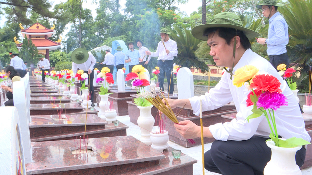 Đồng chí Nguyễn Tường Văn, Phó Bí thư Tỉnh ủy, Chủ tịch UBND tỉnh, thắp hương tại phần mộ các liệt sĩ tỉnh Quảng Ninh tại Nghĩa trang liệt sĩ quốc gia Trường Sơn.