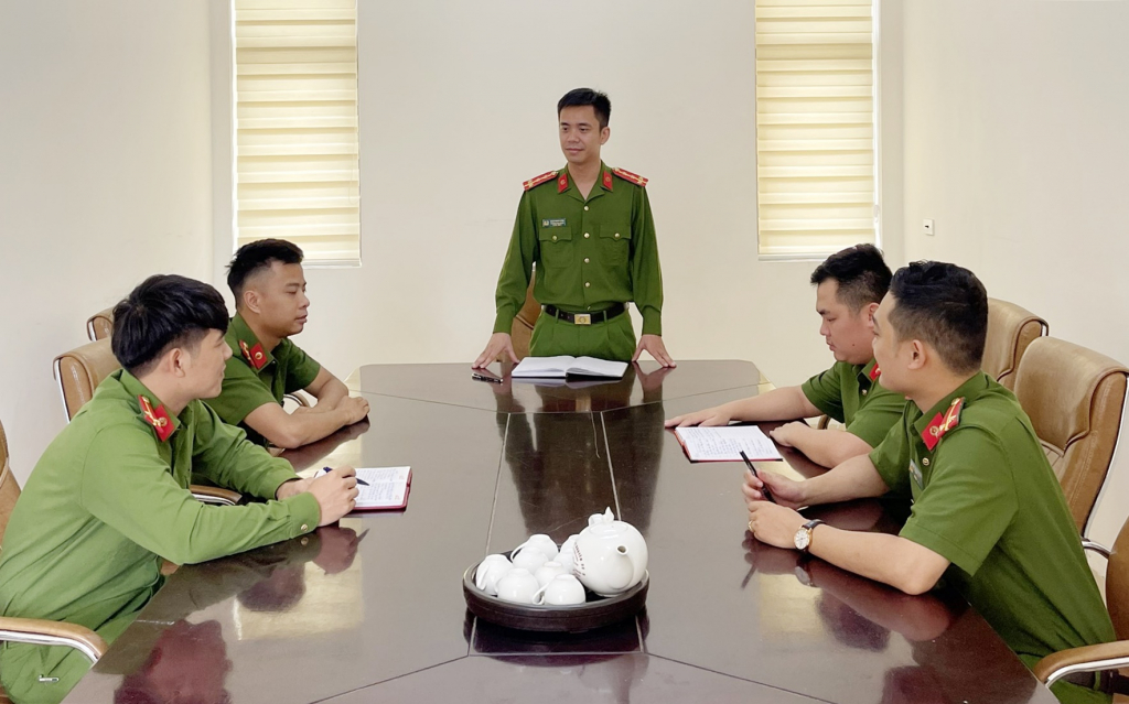 Đại úy Đoàn Minh Long, Trưởng Công an xã Hiệp Hòa giao ban triển khai kế hoạch công tác cho 