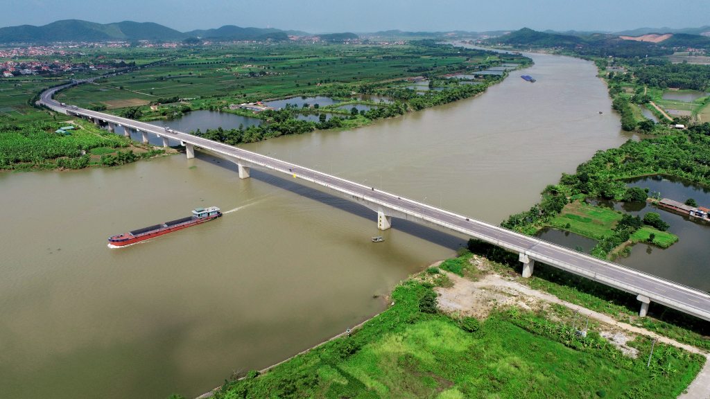 Cầu Triều - Cây cầu nối đôi bờ mơ ước. Cầu Triều không chỉ nối với tỉnh lộ 389 của Hải Dương, sau này sẽ được kết nối đồng bộ với tuyến đường ven sông nối với cao tốc Hạ Long - Hải Phòng qua TX Quảng Yên, TP Uông Bí, tạo nên hệ thống giao thông huyết mạch, thông suốt, mở ra những cơ hội thông thương, liên kết vùng, kết nối giữa hai bên bờ sông Kinh Thầy, mở rộng không gian đô thị Đông Triều.