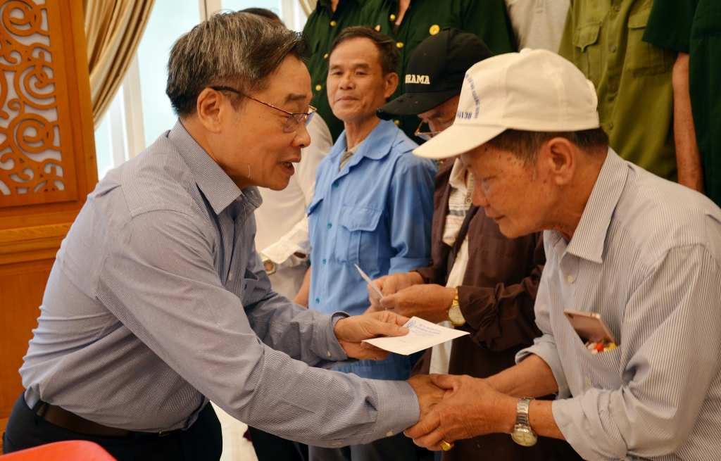 Ông Đàm Huy Đắc, Chủ tịch Hội CCB tỉnh tặng quà động viên CCB nhiễm chất độc da cam đi điều dưỡng năm 2022.