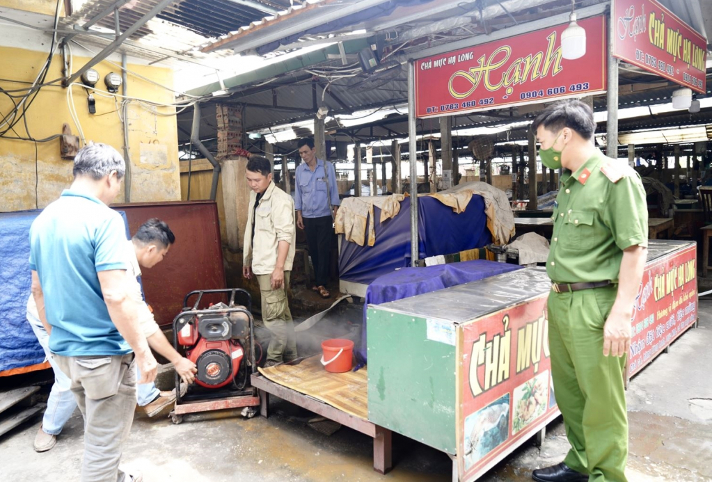 Đoàn liên ngành TP Uông Bí kiểm tra công tác PCCC tại chợ Quang Trung, tháng 5/2022. Ảnh: Tùng Lâm (Công an Uông Bí)