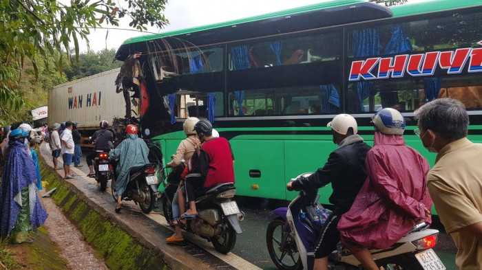 Xe khách va chạm xe đầu kéo trên đường Hồ Chí Minh: Tài xế tử vong tại chỗ 1