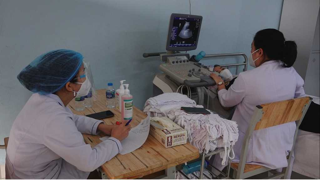 Đoàn viên, công nhân lao động ở Vân Đồn được khám sàng lọc các bệnh lý sản - phụ khoa, tuyến giáp.