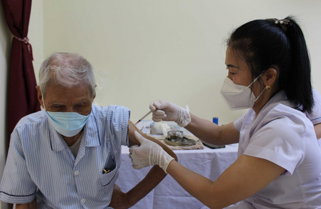 Người cao tuổi trên địa bàn huyện Vân Đồn được tiêm vắc xin phòng Covid-19.