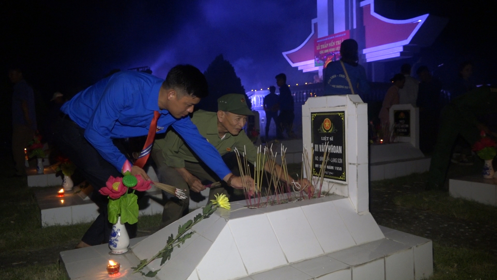 Huyện Ba Chẽ tổ chức lễ thắp nến tri ân các anh hùng, liệt sỹ.