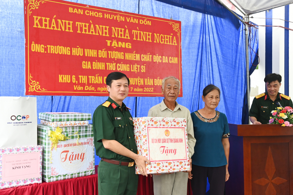 Thượng tá Đỗ Quyết Khoa, Phó Chính ủy Bộ CHQS tỉnh,tặng quà cho gia đình ông Nguyễn Hữu Vinh.