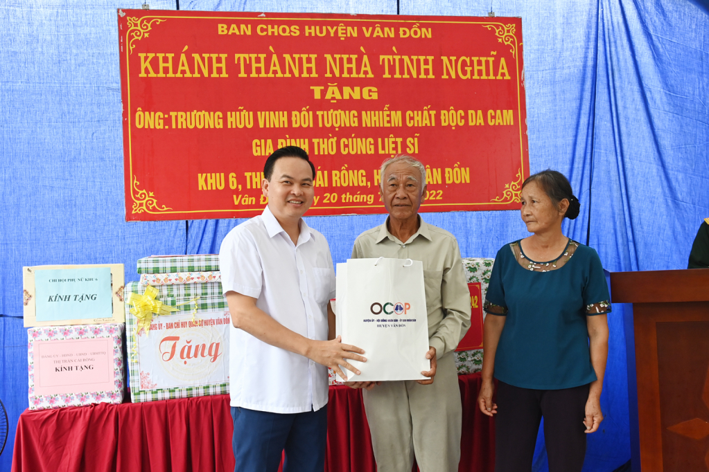 Đồng chí Trương Mạnh Hùng, Bí thư Đảng ủy Quân sự huyện, Bí thư Huyện ủy Vân Đồn, tặng quà cho gia đình ông Vinh..