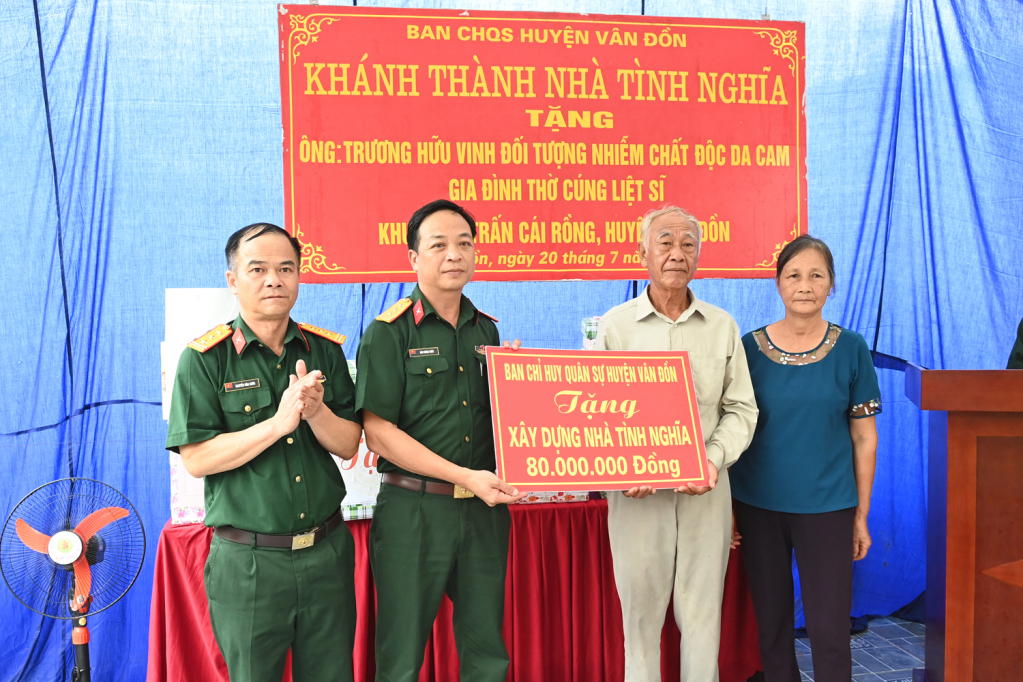 Ban CHQS huyện Vân Đồn trao số tiền hỗ trợ 80 triệu đồng cho gia đình ông Nguyễn Hữu Vinh.