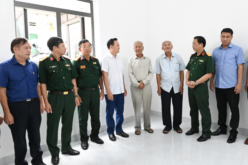 Các đại biểu vào thăm quan ngôi nhà mới của gia đình ông Vinh.