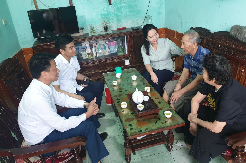 PCT UBND tỉnh Nguyễn Thị Hạnh thăm hỏi sức khỏe thương binh 2/3 Dương Văn Hợi, xã Đại Bình, huyện Đầm Hà. 