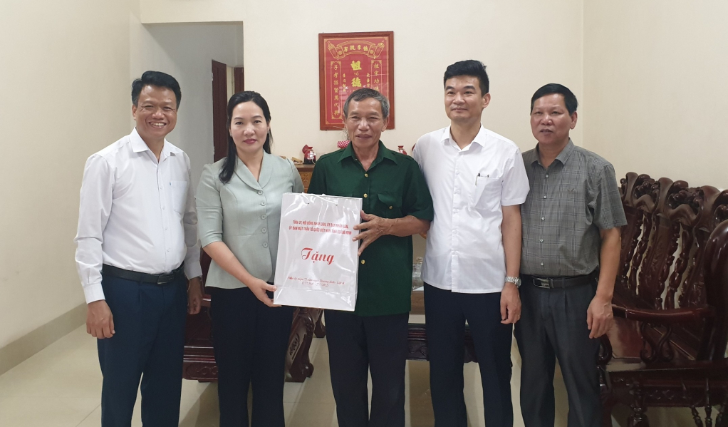 Đồng chí Nguyễn Thị Hạnh, PCT UBND tỉnh tặng quà bệnh binh Đinh Công Bình, thị trấn Đầm Hà, huyện Đầm Hà.