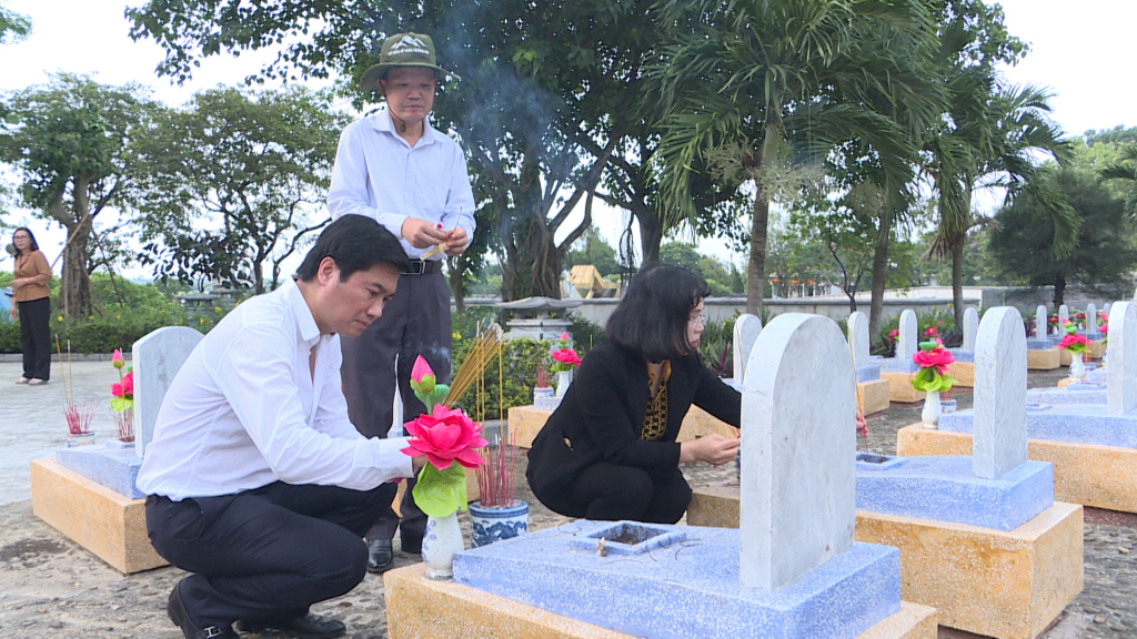 Các đồng chí lãnh đạo tỉnh thắp hương tại khu mộ liệt sĩ Quảng Ninh, Nghĩa trang liệt sĩ quốc gia Đường 9.