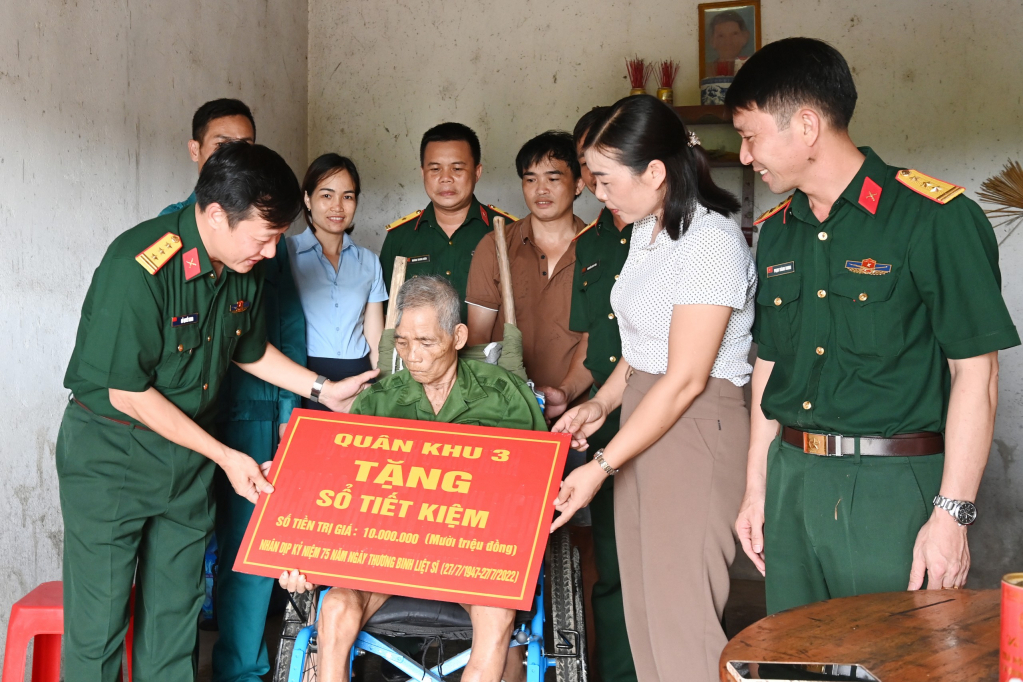 Trao tặng sổ tiết kiệm của Bộ Tư lệnh Quân khu 3 cho thương binh 3/4 Ma Ngọc Khánh, thôn Bắc Liềng, thị trấn Bình Liêu, huyện Bình Liêu.