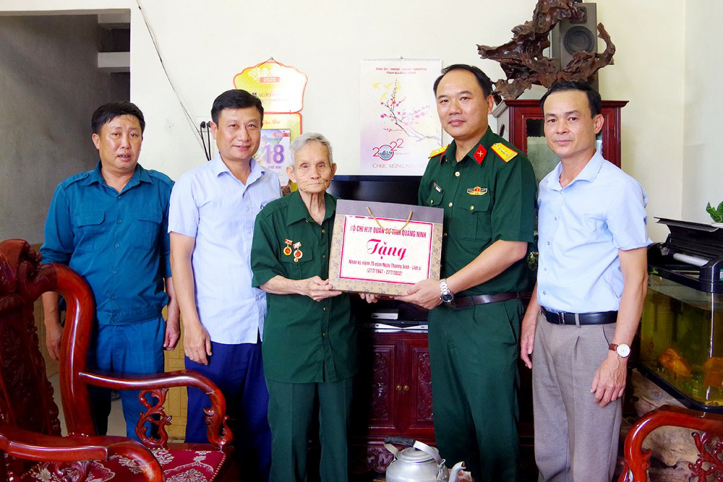 Đại tá Lê Hồng Thắng, Phó Chính ủy Bộ CHQS tỉnh, thăm tặng quà thương binh Nguyễn Kim Bôi, khu 3, thị trấn Ba Chẽ, Quảng Ninh.