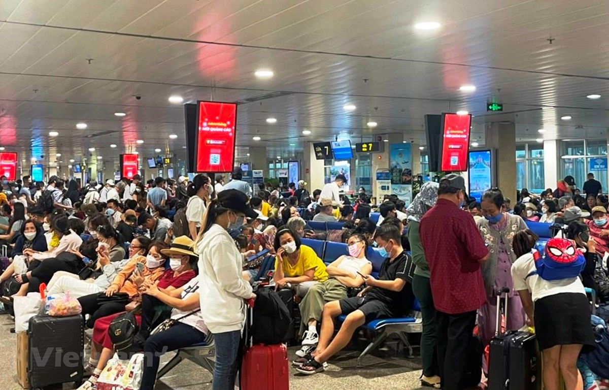 Trong dịp cao điểm Hè, mỗi ngày sân bay Tân Sơn Nhất có khoảng hơn 100.000 lượt khách qua cảng hàng không. (Ảnh: Việt Hùng/Vietnam+)