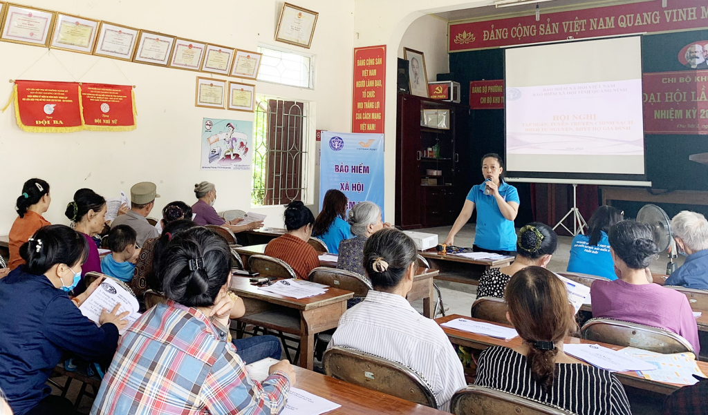 Cán bộ BHXH tỉnh phổ biến chính sách về BHXH tự nguyện, BHYT hộ gia đình cho người dân phường Hoành Bồ (TP Hạ Long).