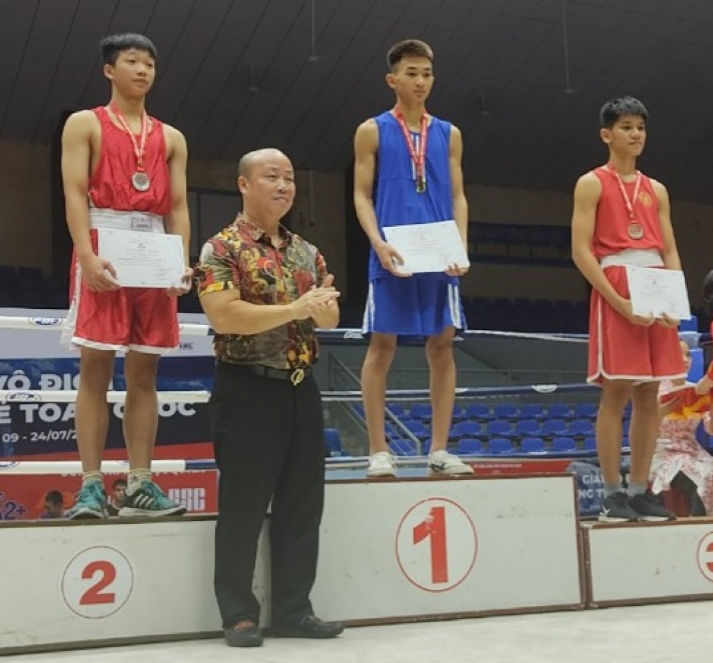 VĐV Nguyễn Nhất Thiên- QN (trái) nhận HCB hạng cân 60 kg nam.