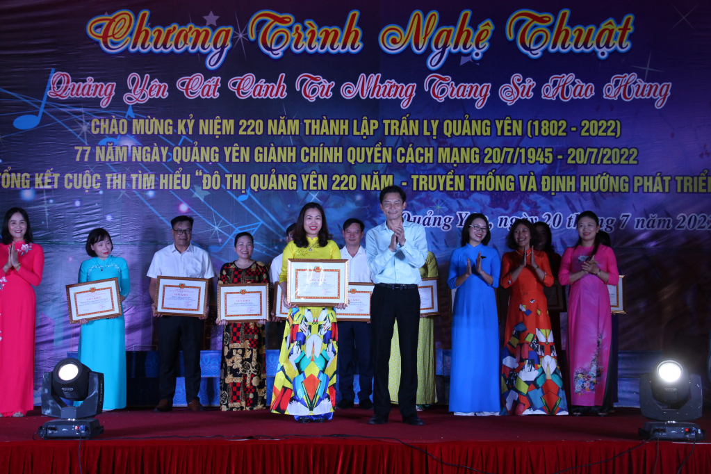 Đồng chí Hồ Văn Vịnh, Bí thư Thị ủy Quảng Yên trao giải Nhất tập thể cho Đảng bộ xã Hiệp Hòa.
