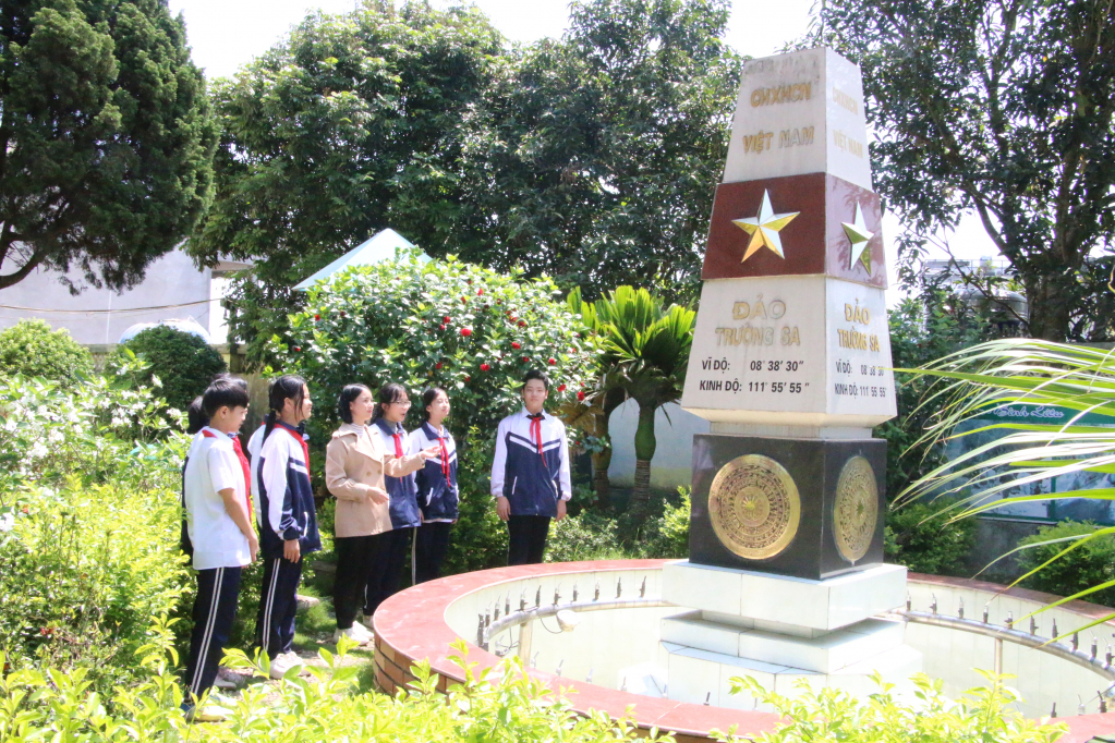 Trường THCS thị trấn Bình Liêu (huyện Bình Liêu) xây dựng các mô hình, bảng thông tin giới thiệu lịch sử, địa lý của đất nước tại sân trường để học sinh tìm hiểu.