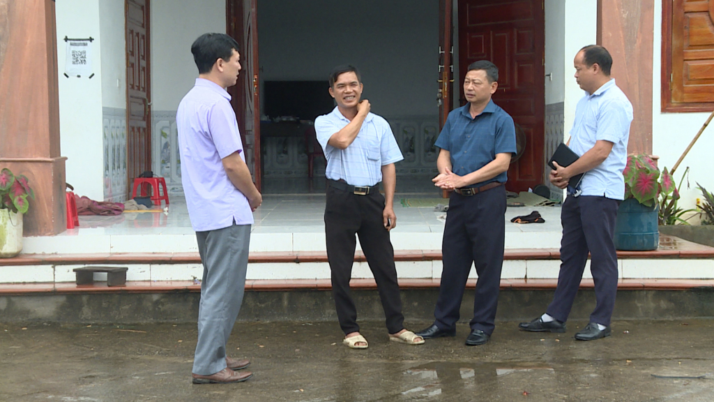 Ông Linh Du Hồng, Bí thư Đảng ủy, Chủ tịch UBND xã Kỳ Thượng (Thứ 3 từ trái sang) đến tận các hộ dân tuyên truyền vận động hiến đất, công làm đường trục thôn.