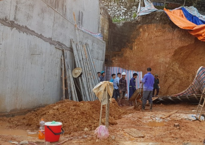 UBND phường Hồng Gai kiểm tra hiện trạng và lập biên bản đối với hộ dân chưa có biện pháp gia cố, xây dựng kè trong quá trình xây dựng nhà, gây nguy cơ sạt lở.