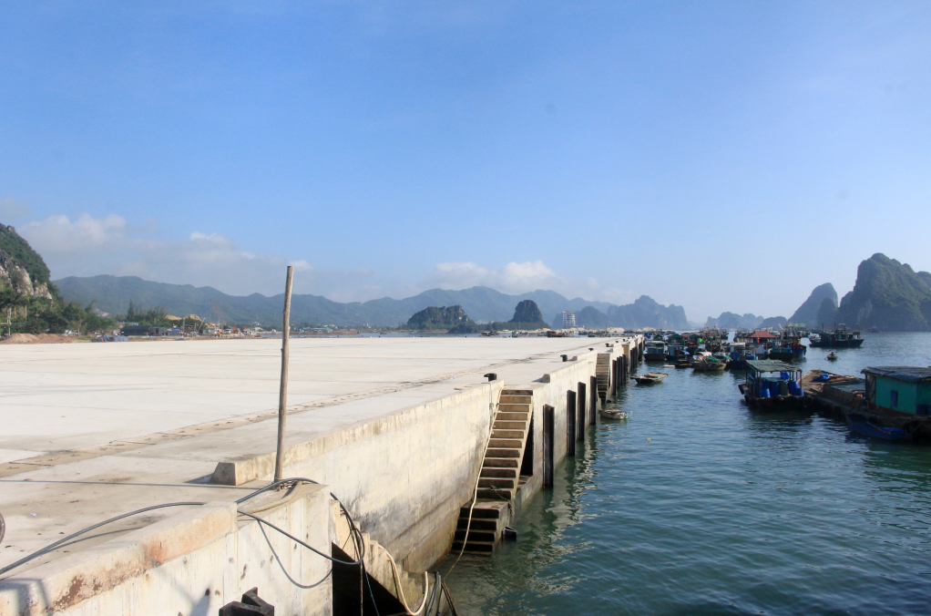 Khu neo đậu tránh trú bão cấp vùng kết hợp cảng cá loại I tại khu vực Cảng Cái Rồng đang được gấp rút hoàn thành.