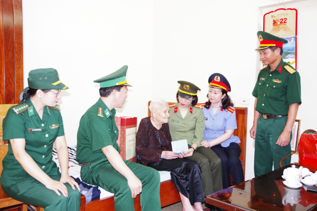 Đoàn công tác đến thăm, tặng quà Mẹ Việt Nam Anh hùng Ngô Thị Bàn, 96 tuổi, ở phường Mạo Khê, TX Đông Triều.