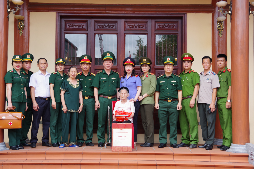 Đoàn công tác đến thăm, tặng quà Mẹ Việt Nam anh hùng Nguyễn Thị Huệ, 100 tuổi ở P Mạo Khê, TX Đông Triều.