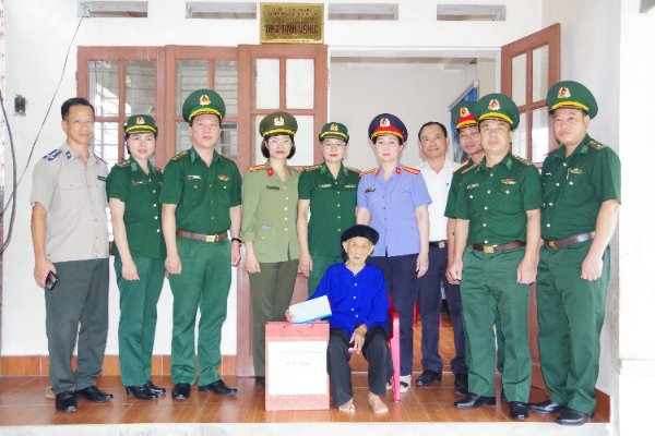 Đoàn công tác đến thăm, tặng quà Mẹ Việt Nam anh hùng Hoàng Thị Nghi, 97 tuổi ở phường Thanh Sơn, TP Uông Bí.